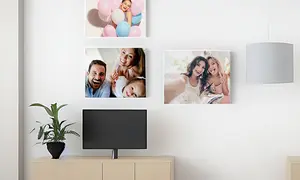 Drei Bilder als Leinwanddruck, hängen an Wand über TV Tisch