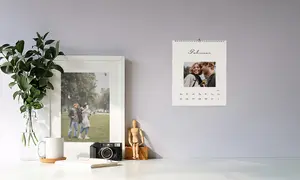 Wochenkalender, Wandkalender, Motiv verliebtes Paar, Deko gerahmtes Foto, Fotokamera und Holzfigur