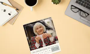 Wochenkalender, Fotokalender, Motiv ältere Dame mit weißem Haar und rot karierter Bluse mit Kaffeetasse in der Hand