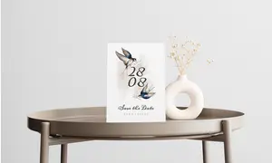 Eine selbst gestaltete Grußkarte als Save-the-Date-Karte mit einem Vogel darauf