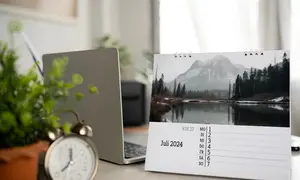 Wochenkalender, Tischkalender, Motiv Berglandschaft mit Weiher im Winter, Deko geöffneter Laptop, Wecker