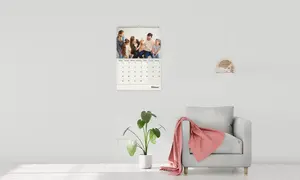 Ein selbst gestalteter Fotokalender im A4 Format hängt an der Wand