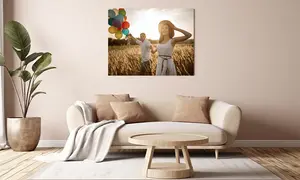 Paar im Kornfeld mit bunten Luftballons als Motiv eines Fotoboards, Leichtschaumplatte als Forex Bild