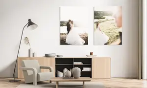 Zwei-teiliger Bilder Druck als Forex Platte mit Motiv Hochzeitspaar, hängt im Wohnzimmer über Sideboard